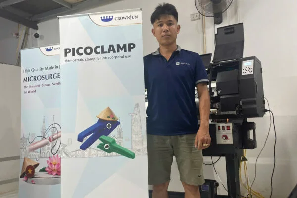 Standee Cuốn Nhôm Tốt 60x160cm (Đế Inox) - In Hoàng Gia Hà Nội