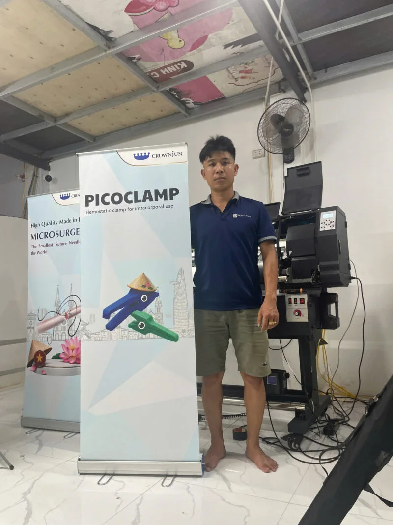 Standee Cuốn Nhôm Tốt 60x160cm (Đế Inox) - In Hoàng Gia Hà Nội