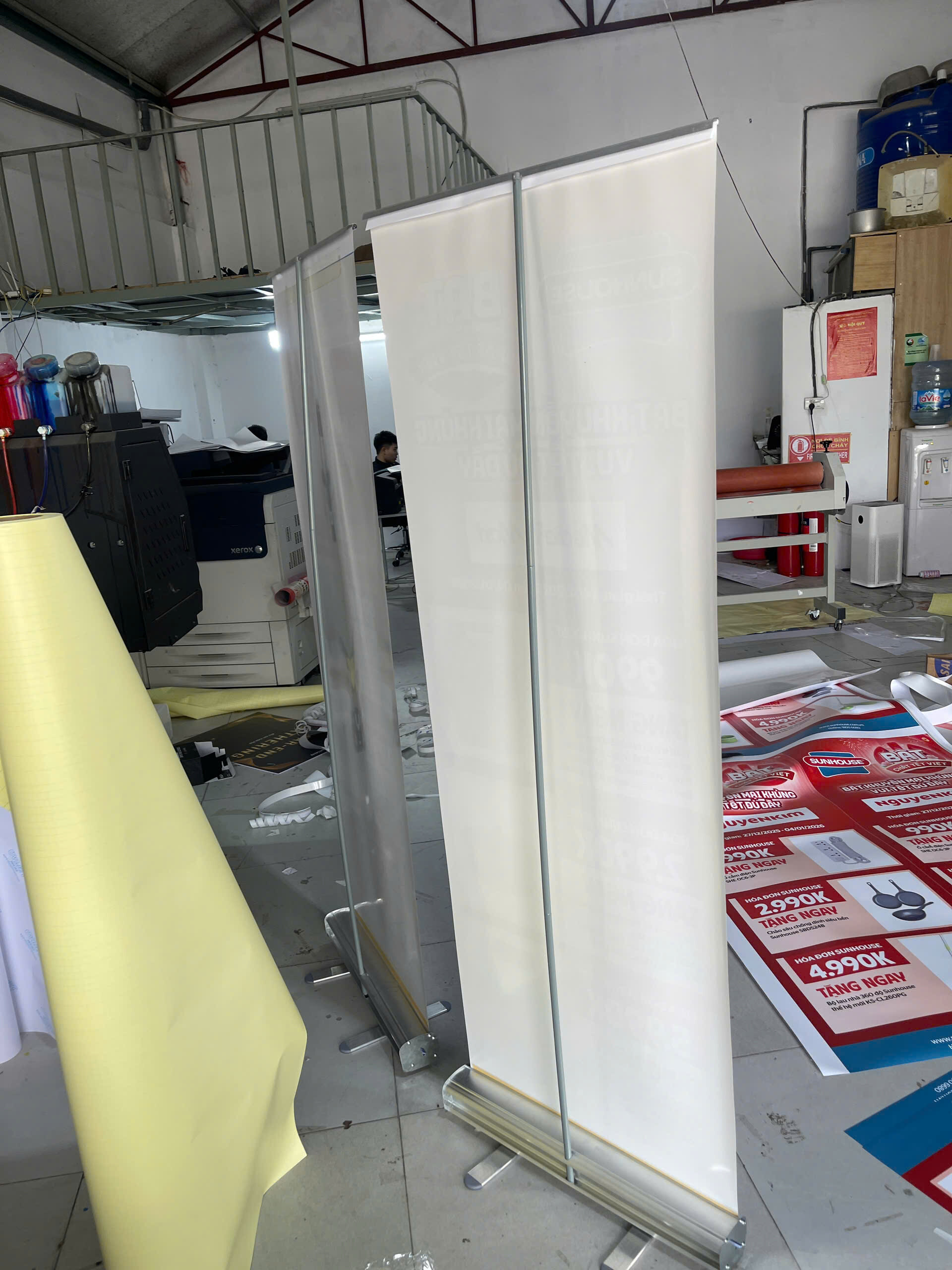 Standee Cuốn Nhôm Thường Mặt Sau