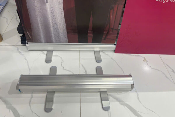 Standee Cuốn Nhôm Tốt 60x160cm ( Đế Nhôm)