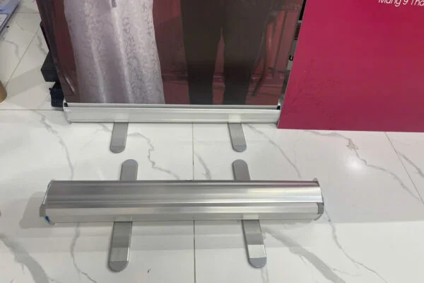 Standee Cuốn Nhôm Tốt 60x160cm ( Đế Nhôm)